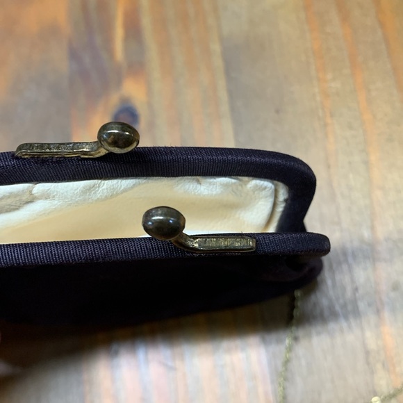 Antique Silk and Brass Clasp Coinpurse with Purse Chain and Kid Leather Interior - Picture 5 of 5